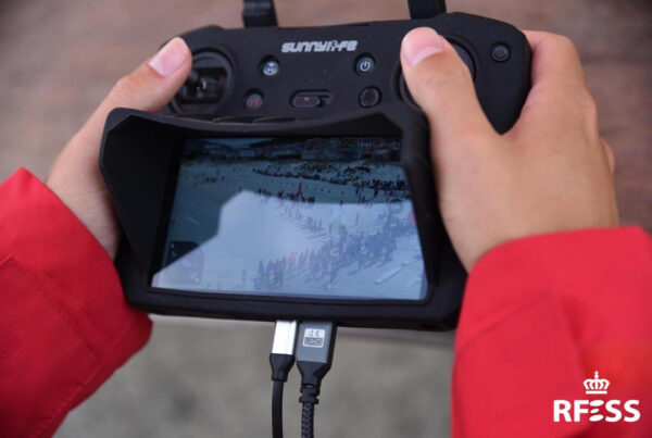 Un operador vuela el dron y sigue la imagen desde la pantalla en una competición de playa. Autor: Javier Sánchez-RFESS