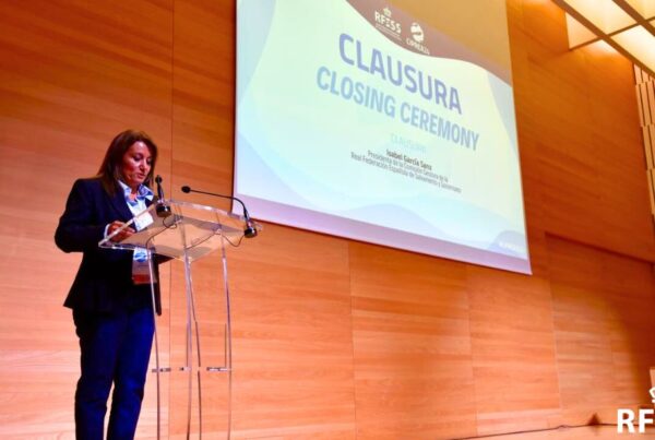 Isabel García Sanz, presidenta de la Comisión Gestora de la Real Federación Española de Salvamento y Socorrismo, durante su intervención en la clausura del IV Congreso Internacional de Prevención de Ahogamientos. Autor: Javier Sánchez/RFESS