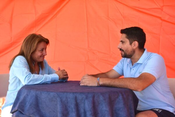 Isabel García Sanz y José Aguilar Delgado durante el encuentro que mantuvieron en Cullera.